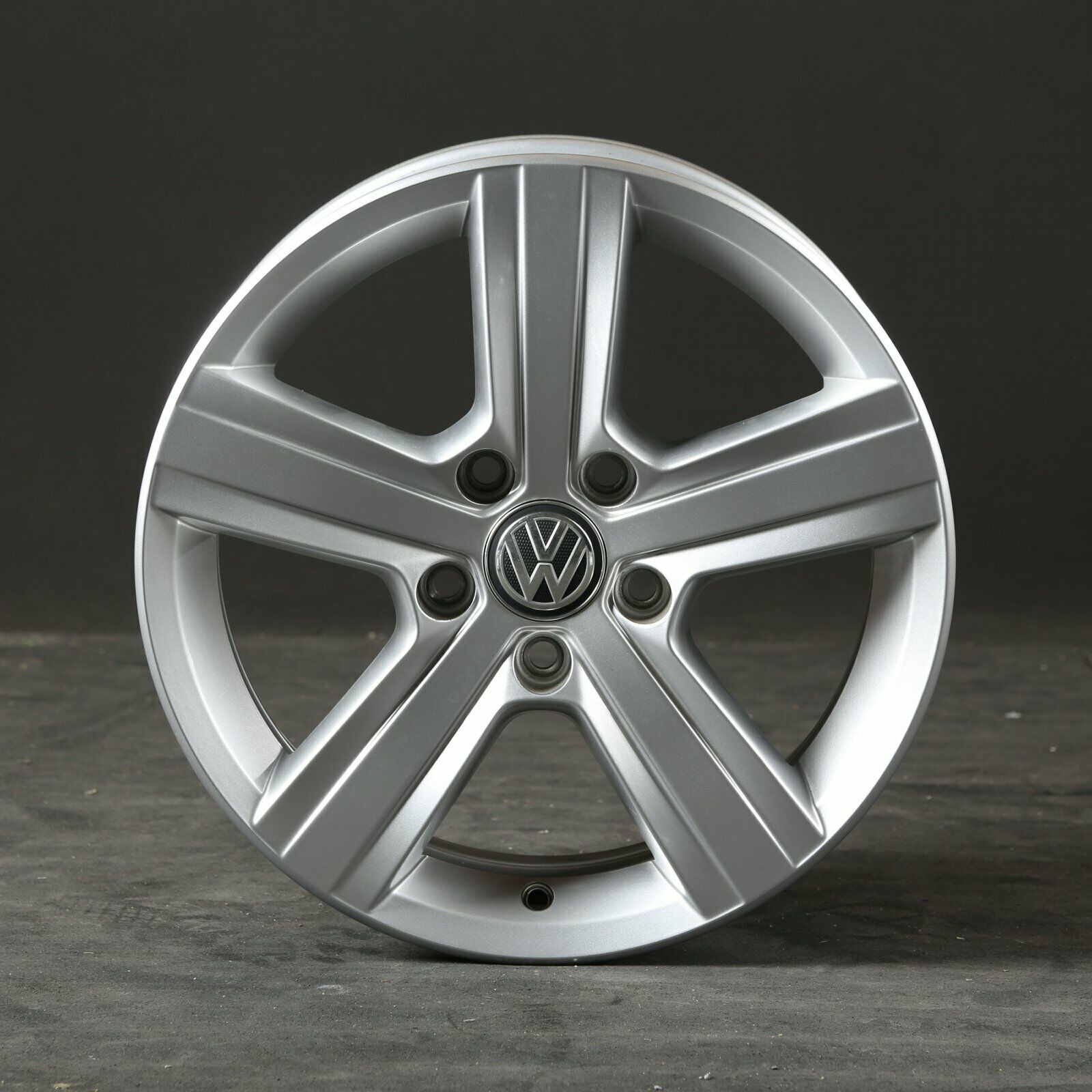 latakko-11670 OE Volkswagen 7H0601025H8Z8 7x17 5x120 ET55 CB65.1 Silver - Image 1